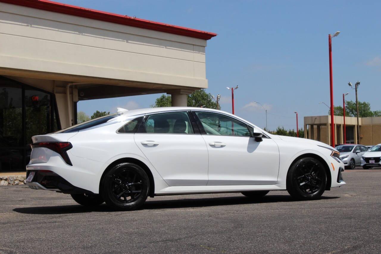 2025 White Kia K5 LXS (KNAG24J71S5) with an 2.5L I4 191hp 181ft. lbs. 2.5L I4 engine, Automatic 8-Speed transmission, located at 4301 NW 39th , Oklahoma City, OK, 73112, (405) 949-5600, 35.512135, -97.598671 - NO DRIVERS LICENCE -NO FULL COVERAGE INSURANCE - NO CREDIT CHECK. COME ON OVER TO SUPERSPORTS, TAKE A LOOK AND TEST DRIVE. PLEASE GIVE US A CALL AT (405) 949-5600. NO LICENCIA DE CONDUCIR - NO SEGURO DE COBERTURA TOTAL - NO VERIFICACION DE CREDITO. VISITENOS EN SUPERSPORTS, MIRE NUESTRO - Photo#2