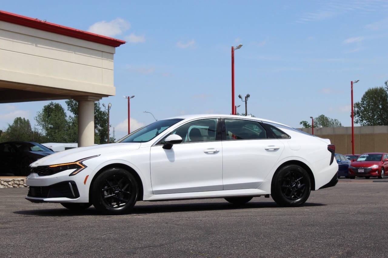 2025 White Kia K5 LXS (KNAG24J71S5) with an 2.5L I4 191hp 181ft. lbs. 2.5L I4 engine, Automatic 8-Speed transmission, located at 4301 NW 39th , Oklahoma City, OK, 73112, (405) 949-5600, 35.512135, -97.598671 - NO DRIVERS LICENCE -NO FULL COVERAGE INSURANCE - NO CREDIT CHECK. COME ON OVER TO SUPERSPORTS, TAKE A LOOK AND TEST DRIVE. PLEASE GIVE US A CALL AT (405) 949-5600. NO LICENCIA DE CONDUCIR - NO SEGURO DE COBERTURA TOTAL - NO VERIFICACION DE CREDITO. VISITENOS EN SUPERSPORTS, MIRE NUESTRO - Photo#5
