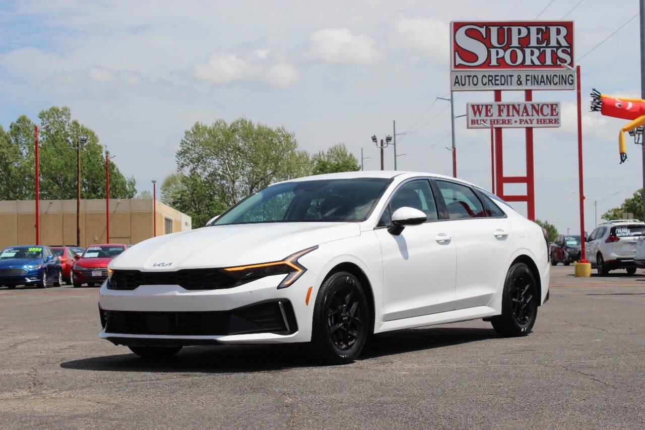 2025 White Kia K5 LXS (KNAG24J71S5) with an 2.5L I4 191hp 181ft. lbs. 2.5L I4 engine, Automatic 8-Speed transmission, located at 4301 NW 39th , Oklahoma City, OK, 73112, (405) 949-5600, 35.512135, -97.598671 - NO DRIVERS LICENCE -NO FULL COVERAGE INSURANCE - NO CREDIT CHECK. COME ON OVER TO SUPERSPORTS, TAKE A LOOK AND TEST DRIVE. PLEASE GIVE US A CALL AT (405) 949-5600. NO LICENCIA DE CONDUCIR - NO SEGURO DE COBERTURA TOTAL - NO VERIFICACION DE CREDITO. VISITENOS EN SUPERSPORTS, MIRE NUESTRO - Photo#6