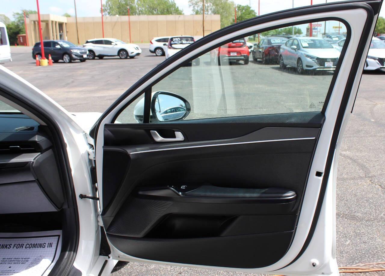 2025 White Kia K5 LXS (KNAG24J71S5) with an 2.5L I4 191hp 181ft. lbs. 2.5L I4 engine, Automatic 8-Speed transmission, located at 4301 NW 39th , Oklahoma City, OK, 73112, (405) 949-5600, 35.512135, -97.598671 - NO DRIVERS LICENCE -NO FULL COVERAGE INSURANCE - NO CREDIT CHECK. COME ON OVER TO SUPERSPORTS, TAKE A LOOK AND TEST DRIVE. PLEASE GIVE US A CALL AT (405) 949-5600. NO LICENCIA DE CONDUCIR - NO SEGURO DE COBERTURA TOTAL - NO VERIFICACION DE CREDITO. VISITENOS EN SUPERSPORTS, MIRE NUESTRO - Photo#7