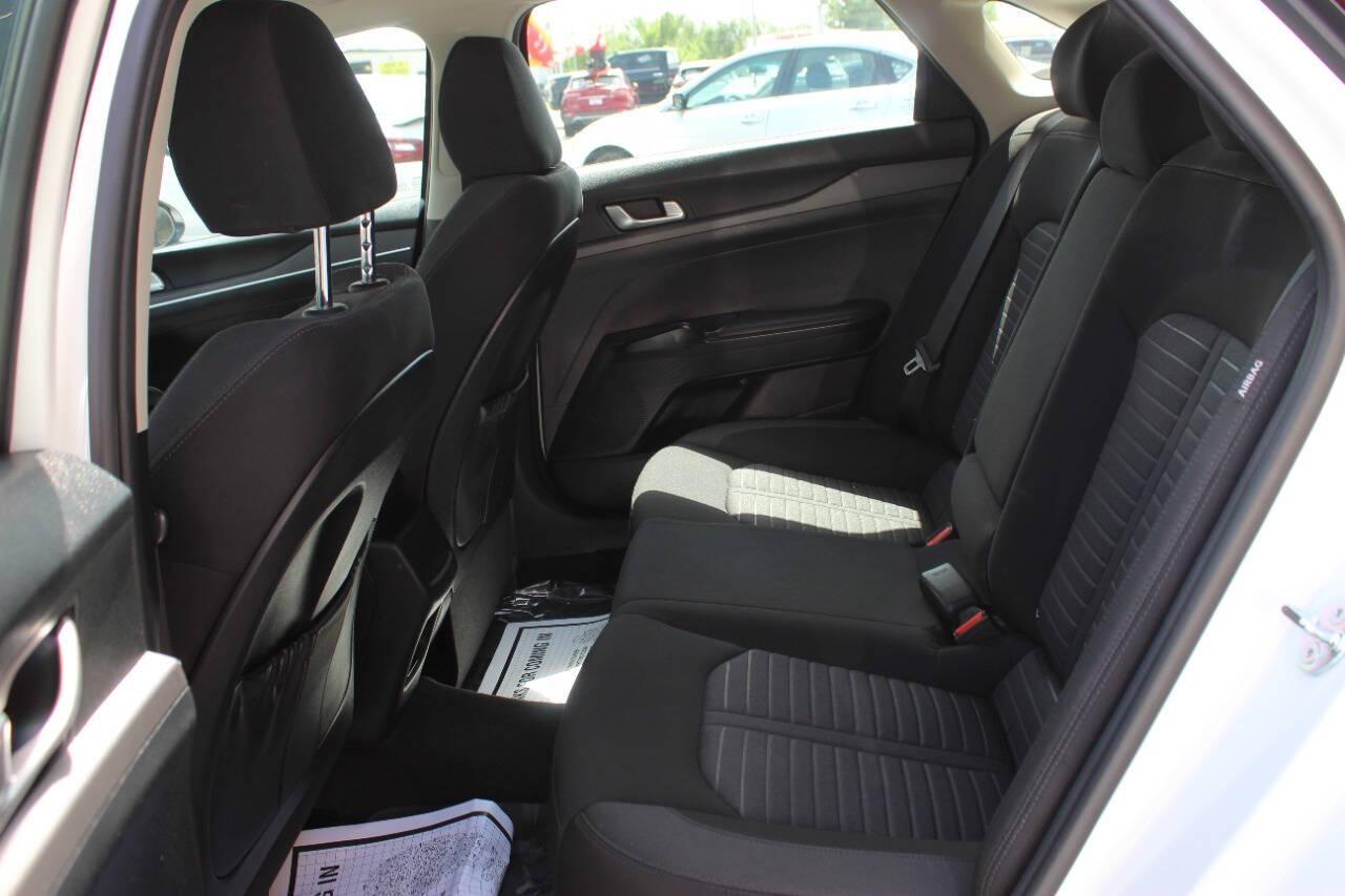 2025 White Kia K5 LXS (KNAG24J71S5) with an 2.5L I4 191hp 181ft. lbs. 2.5L I4 engine, Automatic 8-Speed transmission, located at 4301 NW 39th , Oklahoma City, OK, 73112, (405) 949-5600, 35.512135, -97.598671 - NO DRIVERS LICENCE -NO FULL COVERAGE INSURANCE - NO CREDIT CHECK. COME ON OVER TO SUPERSPORTS, TAKE A LOOK AND TEST DRIVE. PLEASE GIVE US A CALL AT (405) 949-5600. NO LICENCIA DE CONDUCIR - NO SEGURO DE COBERTURA TOTAL - NO VERIFICACION DE CREDITO. VISITENOS EN SUPERSPORTS, MIRE NUESTRO - Photo#9