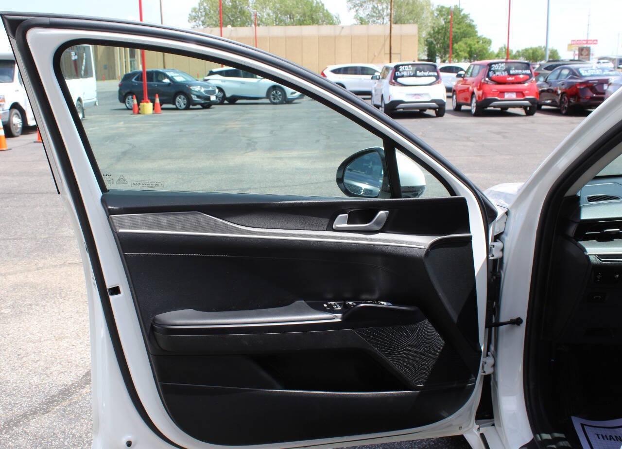 2025 White Kia K5 LXS (KNAG24J71S5) with an 2.5L I4 191hp 181ft. lbs. 2.5L I4 engine, Automatic 8-Speed transmission, located at 4301 NW 39th , Oklahoma City, OK, 73112, (405) 949-5600, 35.512135, -97.598671 - NO DRIVERS LICENCE -NO FULL COVERAGE INSURANCE - NO CREDIT CHECK. COME ON OVER TO SUPERSPORTS, TAKE A LOOK AND TEST DRIVE. PLEASE GIVE US A CALL AT (405) 949-5600. NO LICENCIA DE CONDUCIR - NO SEGURO DE COBERTURA TOTAL - NO VERIFICACION DE CREDITO. VISITENOS EN SUPERSPORTS, MIRE NUESTRO - Photo#12