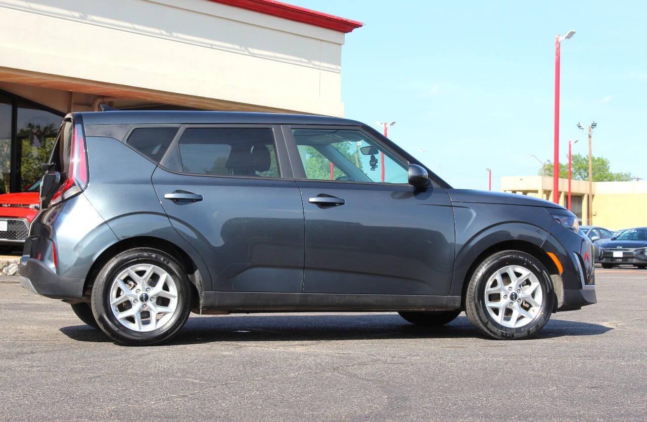 2025 Gray Kia Soul LX CVT (KNDJ23AU7S7) with an 2.0L I4 147hp 132ft. lbs. 2.0L I4 engine, CVT transmission, located at 4301 NW 39th , Oklahoma City, OK, 73112, (405) 949-5600, 35.512135, -97.598671 - NO DRIVERS LICENCE -NO FULL COVERAGE INSURANCE - NO CREDIT CHECK. COME ON OVER TO SUPERSPORTS, TAKE A LOOK AND TEST DRIVE. PLEASE GIVE US A CALL AT (405) 949-5600. NO LICENCIA DE CONDUCIR - NO SEGURO DE COBERTURA TOTAL - NO VERIFICACION DE CREDITO. VISITENOS EN SUPERSPORTS, MIRE NUESTRO - Photo#2