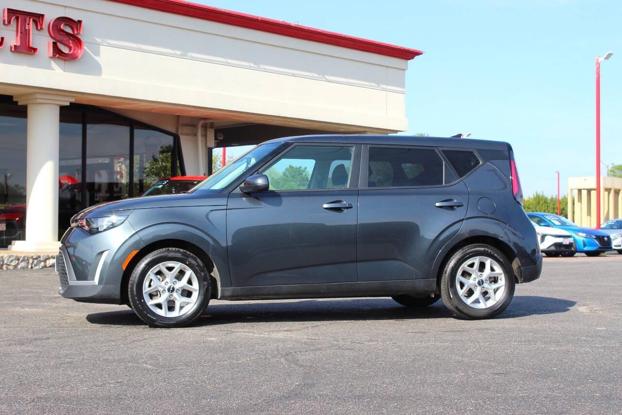 2025 Gray Kia Soul LX CVT (KNDJ23AU7S7) with an 2.0L I4 147hp 132ft. lbs. 2.0L I4 engine, CVT transmission, located at 4301 NW 39th , Oklahoma City, OK, 73112, (405) 949-5600, 35.512135, -97.598671 - NO DRIVERS LICENCE -NO FULL COVERAGE INSURANCE - NO CREDIT CHECK. COME ON OVER TO SUPERSPORTS, TAKE A LOOK AND TEST DRIVE. PLEASE GIVE US A CALL AT (405) 949-5600. NO LICENCIA DE CONDUCIR - NO SEGURO DE COBERTURA TOTAL - NO VERIFICACION DE CREDITO. VISITENOS EN SUPERSPORTS, MIRE NUESTRO - Photo#5