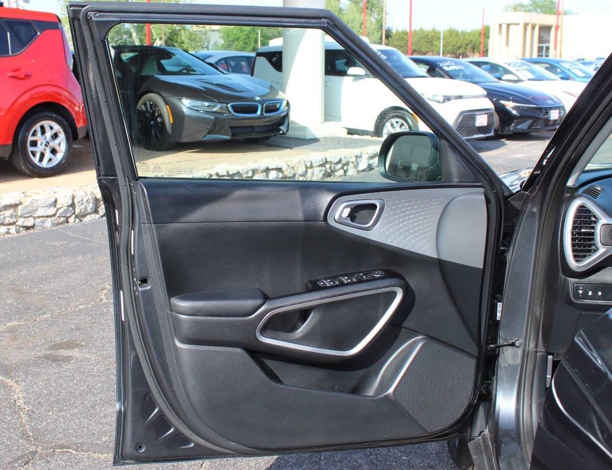 2025 Gray Kia Soul LX CVT (KNDJ23AU7S7) with an 2.0L I4 147hp 132ft. lbs. 2.0L I4 engine, CVT transmission, located at 4301 NW 39th , Oklahoma City, OK, 73112, (405) 949-5600, 35.512135, -97.598671 - NO DRIVERS LICENCE -NO FULL COVERAGE INSURANCE - NO CREDIT CHECK. COME ON OVER TO SUPERSPORTS, TAKE A LOOK AND TEST DRIVE. PLEASE GIVE US A CALL AT (405) 949-5600. NO LICENCIA DE CONDUCIR - NO SEGURO DE COBERTURA TOTAL - NO VERIFICACION DE CREDITO. VISITENOS EN SUPERSPORTS, MIRE NUESTRO - Photo#17