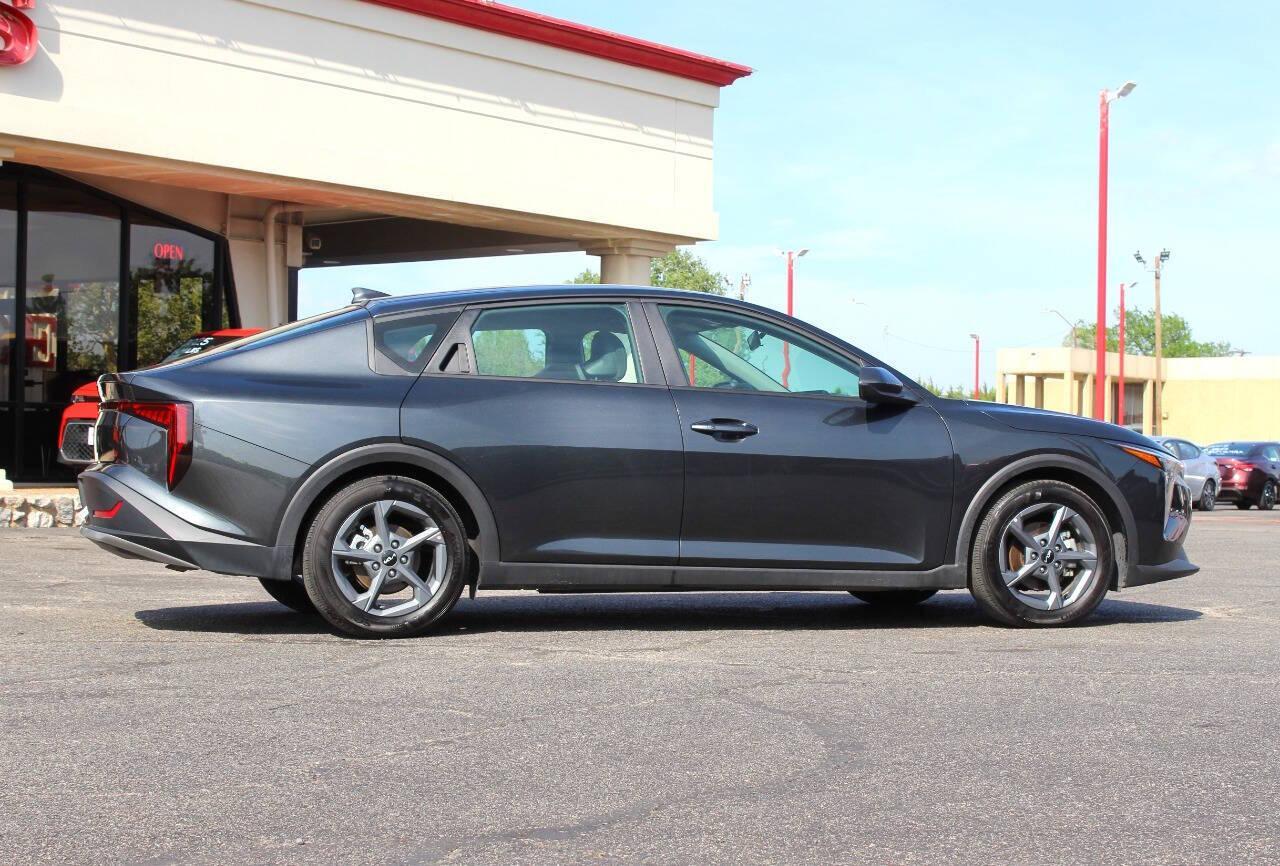 2025 Charcoal Kia K4 LX (3KPFT4DE7SE) with an 2.0L I4 147hp 132ft. lbs. SULEV 2.0L I4 engine, CVT transmission, located at 4301 NW 39th , Oklahoma City, OK, 73112, (405) 949-5600, 35.512135, -97.598671 - NO DRIVERS LICENCE -NO FULL COVERAGE INSURANCE - NO CREDIT CHECK. COME ON OVER TO SUPERSPORTS, TAKE A LOOK AND TEST DRIVE. PLEASE GIVE US A CALL AT (405) 949-5600. NO LICENCIA DE CONDUCIR - NO SEGURO DE COBERTURA TOTAL - NO VERIFICACION DE CREDITO. VISITENOS EN SUPERSPORTS, MIRE NUESTRO - Photo#2