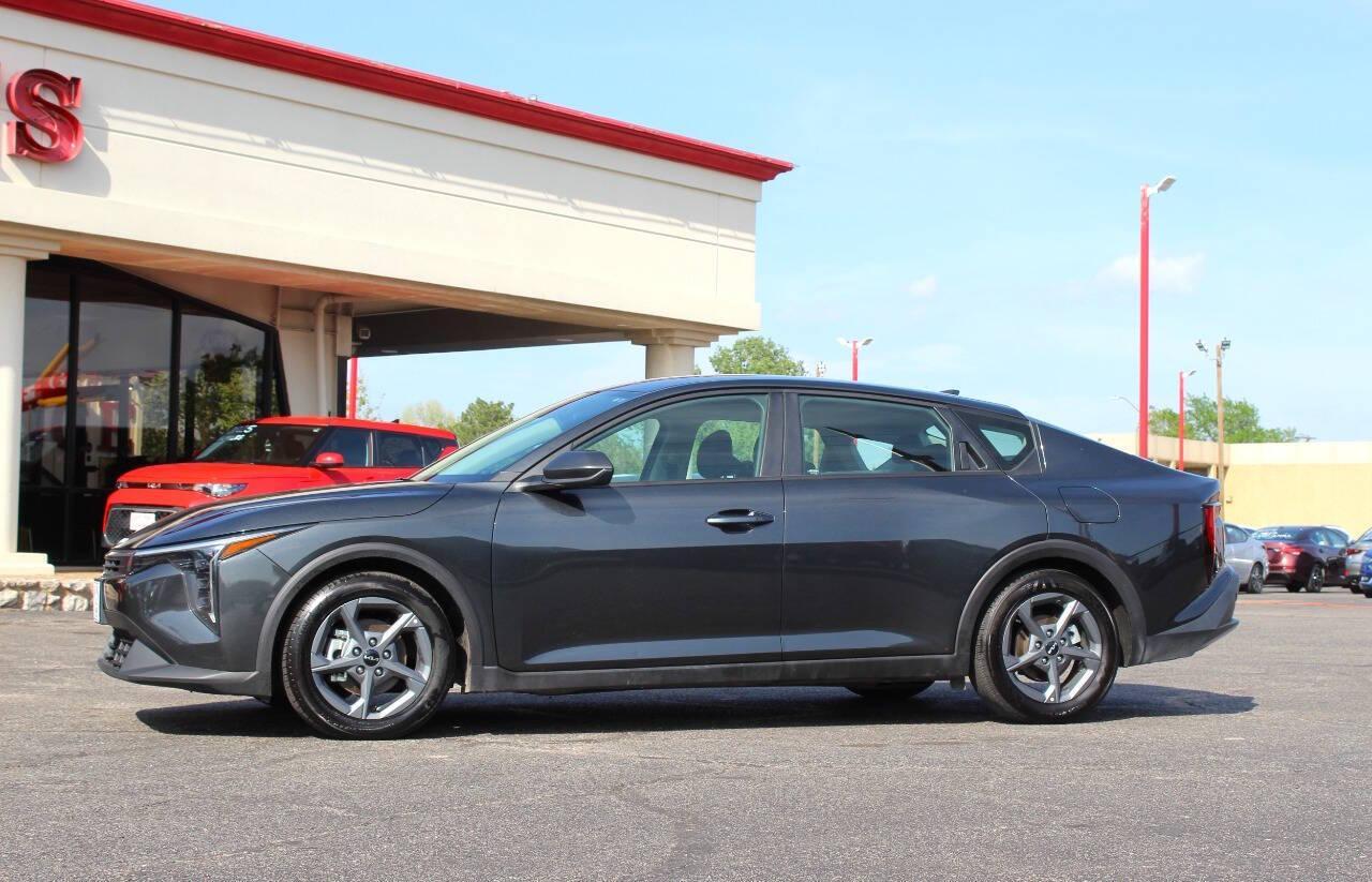 2025 Charcoal Kia K4 LX (3KPFT4DE7SE) with an 2.0L I4 147hp 132ft. lbs. SULEV 2.0L I4 engine, CVT transmission, located at 4301 NW 39th , Oklahoma City, OK, 73112, (405) 949-5600, 35.512135, -97.598671 - NO DRIVERS LICENCE -NO FULL COVERAGE INSURANCE - NO CREDIT CHECK. COME ON OVER TO SUPERSPORTS, TAKE A LOOK AND TEST DRIVE. PLEASE GIVE US A CALL AT (405) 949-5600. NO LICENCIA DE CONDUCIR - NO SEGURO DE COBERTURA TOTAL - NO VERIFICACION DE CREDITO. VISITENOS EN SUPERSPORTS, MIRE NUESTRO - Photo#5