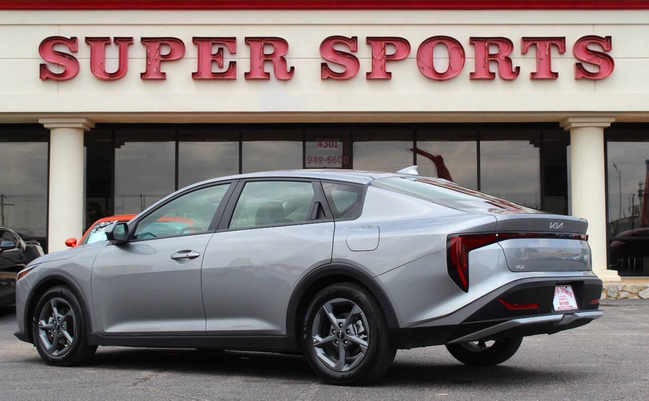 2025 Gray Kia K4 LX (3KPFT4DE0SE) with an 2.0L I4 147hp 132ft. lbs. SULEV 2.0L I4 engine, CVT transmission, located at 4301 NW 39th , Oklahoma City, OK, 73112, (405) 949-5600, 35.512135, -97.598671 - NO DRIVERS LICENCE -NO FULL COVERAGE INSURANCE - NO CREDIT CHECK. COME ON OVER TO SUPERSPORTS, TAKE A LOOK AND TEST DRIVE. PLEASE GIVE US A CALL AT (405) 949-5600. NO LICENCIA DE CONDUCIR - NO SEGURO DE COBERTURA TOTAL - NO VERIFICACION DE CREDITO. VISITENOS EN SUPERSPORTS, MIRE NUESTRO - Photo#4