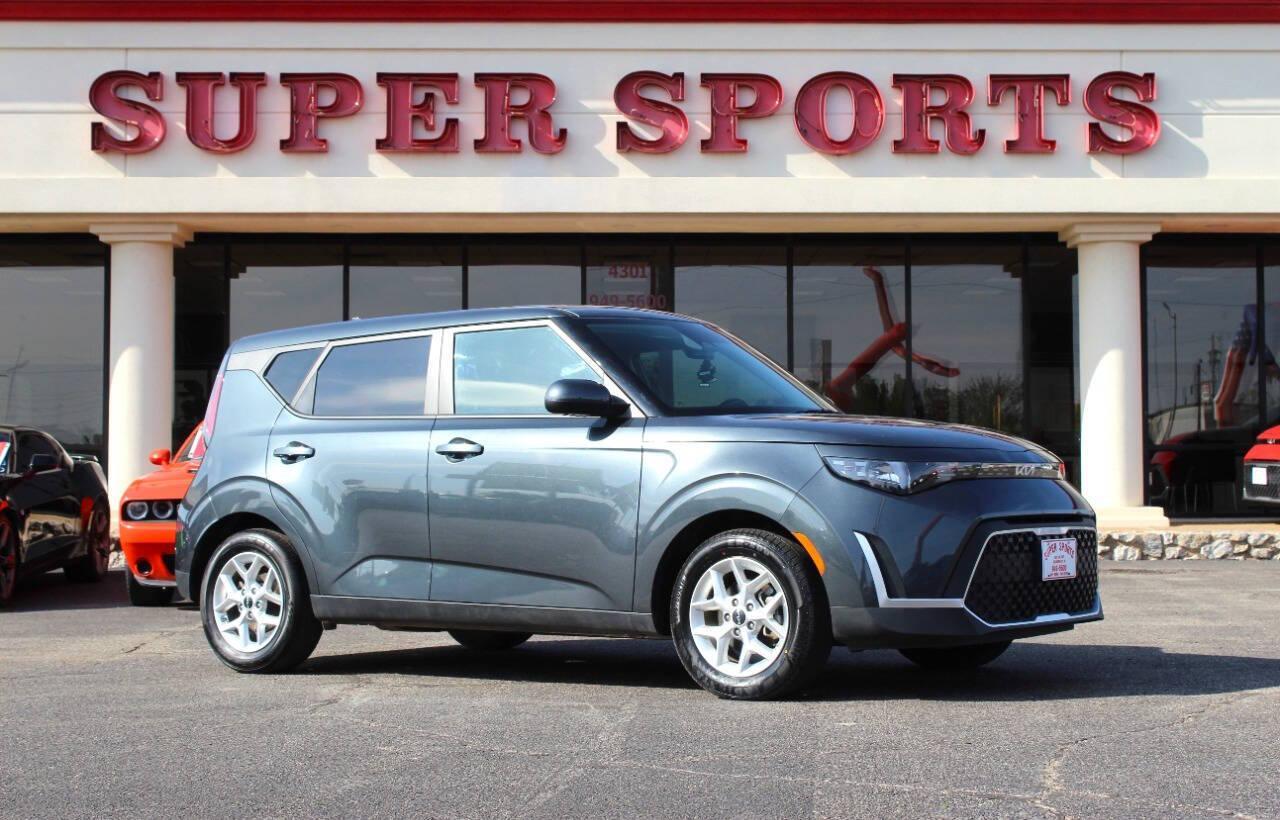 2025 Gray Kia Soul LX CVT (KNDJ23AU8S7) with an 2.0L I4 147hp 132ft. lbs. 2.0L I4 engine, CVT transmission, located at 4301 NW 39th , Oklahoma City, OK, 73112, (405) 949-5600, 35.512135, -97.598671 - NO DRIVERS LICENCE -NO FULL COVERAGE INSURANCE - NO CREDIT CHECK. COME ON OVER TO SUPERSPORTS, TAKE A LOOK AND TEST DRIVE. PLEASE GIVE US A CALL AT (405) 949-5600. NO LICENCIA DE CONDUCIR - NO SEGURO DE COBERTURA TOTAL - NO VERIFICACION DE CREDITO. VISITENOS EN SUPERSPORTS, MIRE NUESTRO - Photo#0