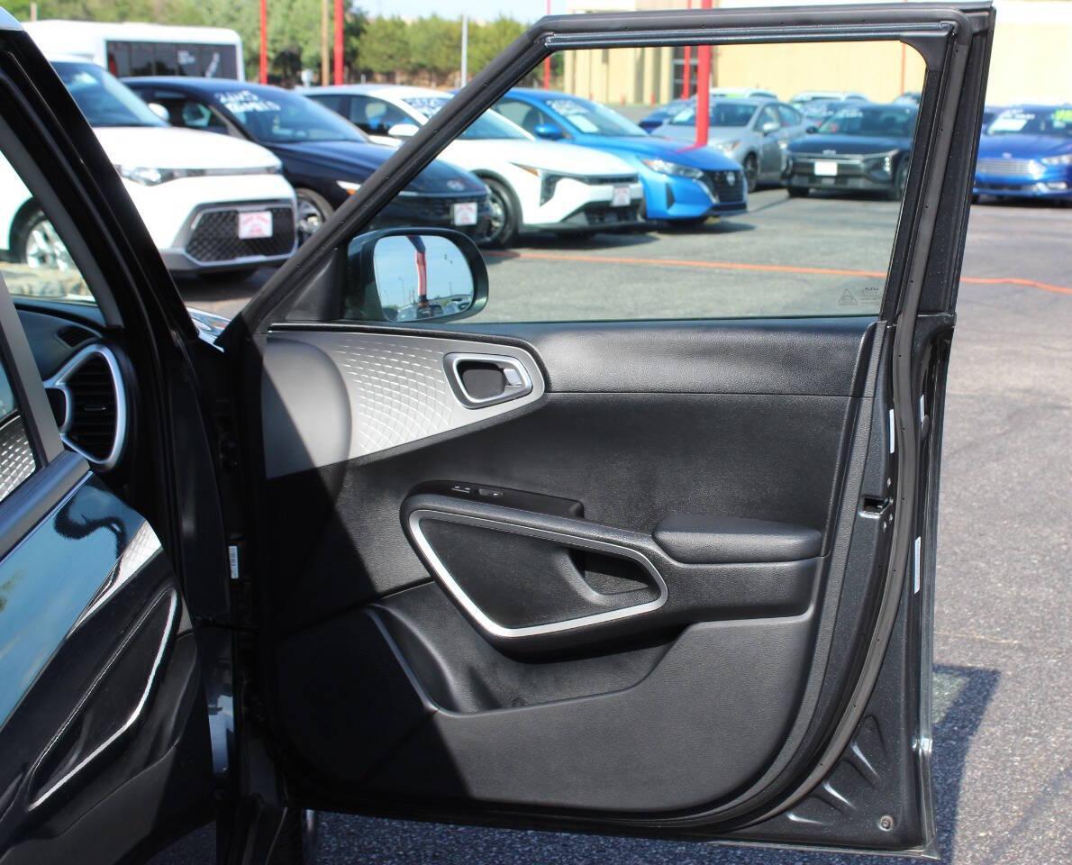 2025 Gray Kia Soul LX CVT (KNDJ23AU8S7) with an 2.0L I4 147hp 132ft. lbs. 2.0L I4 engine, CVT transmission, located at 4301 NW 39th , Oklahoma City, OK, 73112, (405) 949-5600, 35.512135, -97.598671 - NO DRIVERS LICENCE -NO FULL COVERAGE INSURANCE - NO CREDIT CHECK. COME ON OVER TO SUPERSPORTS, TAKE A LOOK AND TEST DRIVE. PLEASE GIVE US A CALL AT (405) 949-5600. NO LICENCIA DE CONDUCIR - NO SEGURO DE COBERTURA TOTAL - NO VERIFICACION DE CREDITO. VISITENOS EN SUPERSPORTS, MIRE NUESTRO - Photo#9
