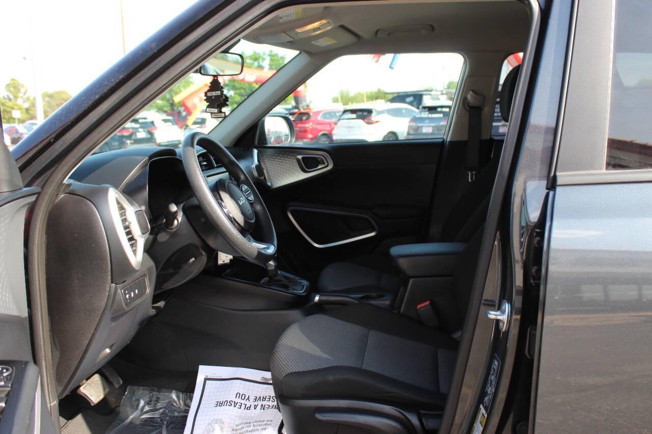 2025 Gray Kia Soul LX CVT (KNDJ23AU8S7) with an 2.0L I4 147hp 132ft. lbs. 2.0L I4 engine, CVT transmission, located at 4301 NW 39th , Oklahoma City, OK, 73112, (405) 949-5600, 35.512135, -97.598671 - NO DRIVERS LICENCE -NO FULL COVERAGE INSURANCE - NO CREDIT CHECK. COME ON OVER TO SUPERSPORTS, TAKE A LOOK AND TEST DRIVE. PLEASE GIVE US A CALL AT (405) 949-5600. NO LICENCIA DE CONDUCIR - NO SEGURO DE COBERTURA TOTAL - NO VERIFICACION DE CREDITO. VISITENOS EN SUPERSPORTS, MIRE NUESTRO - Photo#16