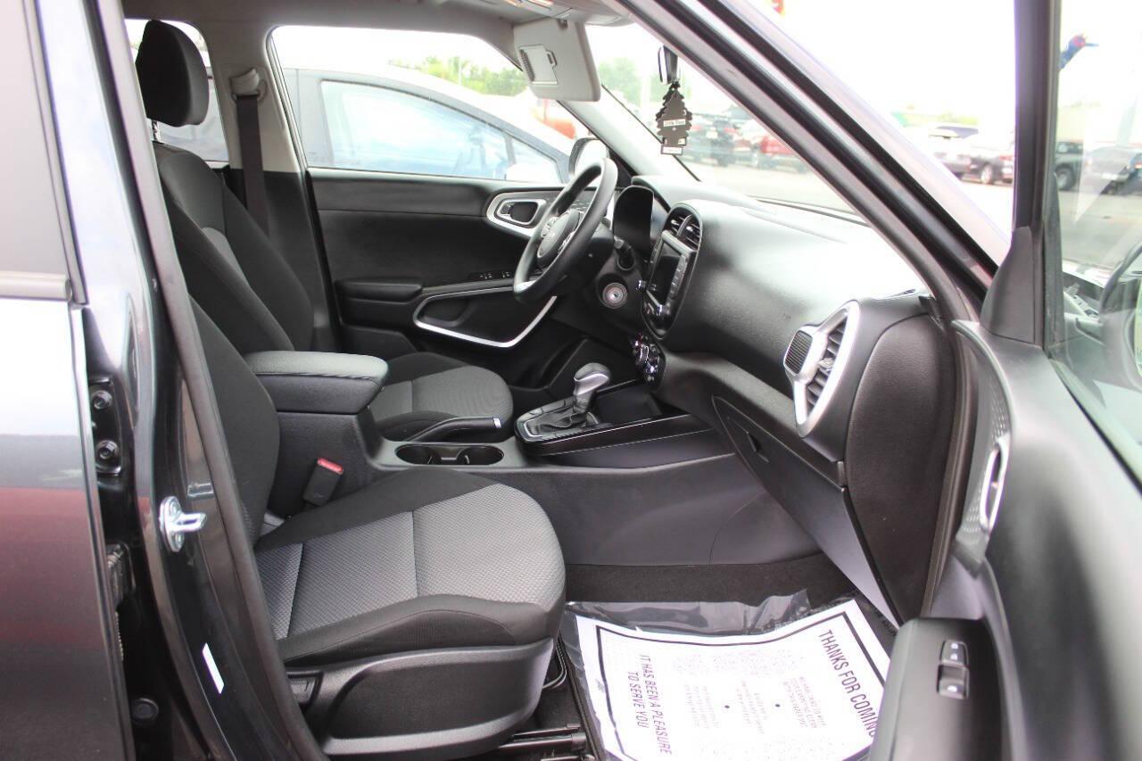 2025 Gray Kia Soul LX CVT (KNDJ23AU8S7) with an 2.0L I4 147hp 132ft. lbs. 2.0L I4 engine, CVT transmission, located at 4301 NW 39th , Oklahoma City, OK, 73112, (405) 949-5600, 35.512135, -97.598671 - NO DRIVERS LICENCE -NO FULL COVERAGE INSURANCE - NO CREDIT CHECK. COME ON OVER TO SUPERSPORTS, TAKE A LOOK AND TEST DRIVE. PLEASE GIVE US A CALL AT (405) 949-5600. NO LICENCIA DE CONDUCIR - NO SEGURO DE COBERTURA TOTAL - NO VERIFICACION DE CREDITO. VISITENOS EN SUPERSPORTS, MIRE NUESTRO - Photo#8