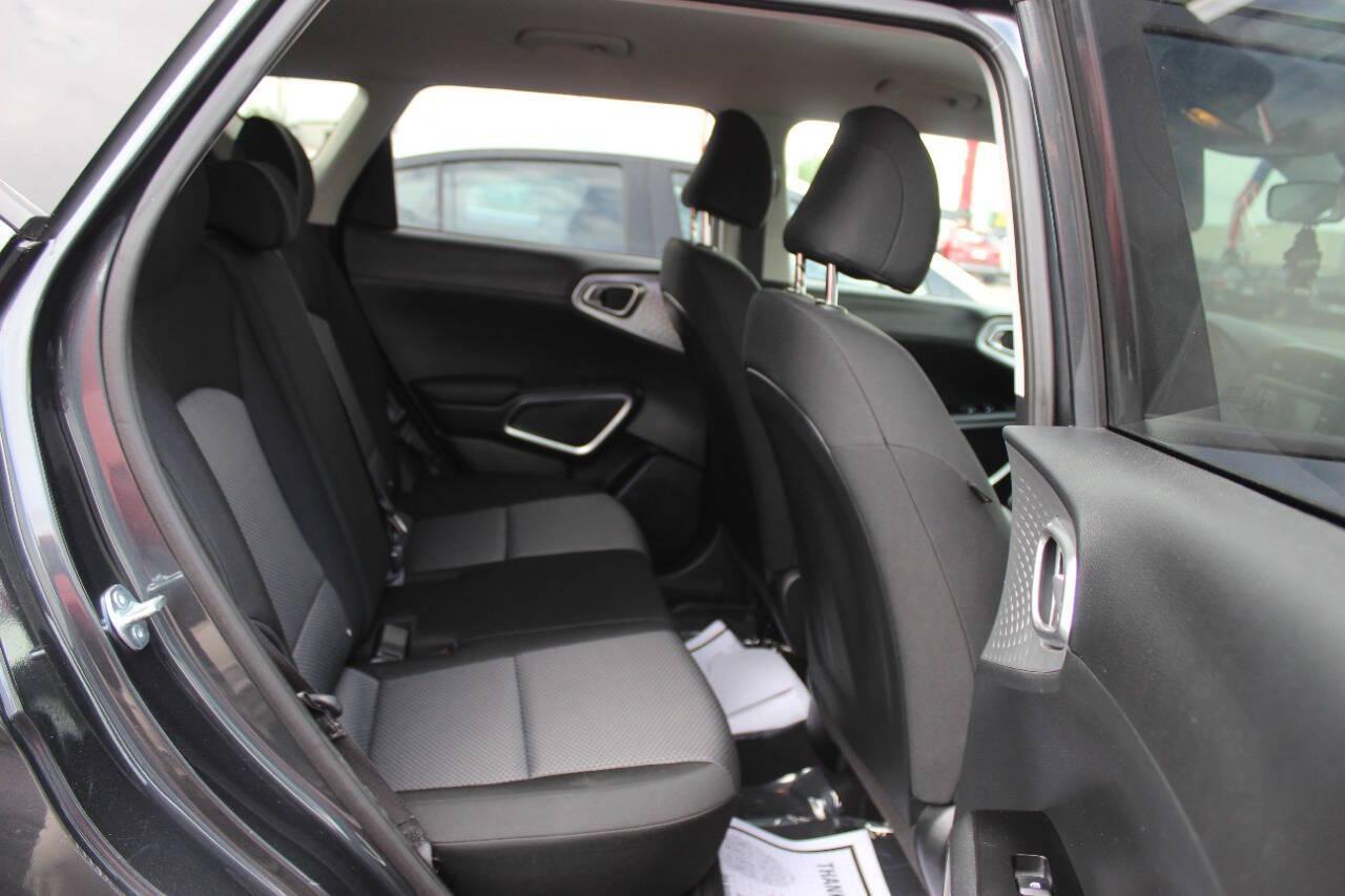 2025 Gray Kia Soul LX CVT (KNDJ23AU8S7) with an 2.0L I4 147hp 132ft. lbs. 2.0L I4 engine, CVT transmission, located at 4301 NW 39th , Oklahoma City, OK, 73112, (405) 949-5600, 35.512135, -97.598671 - NO DRIVERS LICENCE -NO FULL COVERAGE INSURANCE - NO CREDIT CHECK. COME ON OVER TO SUPERSPORTS, TAKE A LOOK AND TEST DRIVE. PLEASE GIVE US A CALL AT (405) 949-5600. NO LICENCIA DE CONDUCIR - NO SEGURO DE COBERTURA TOTAL - NO VERIFICACION DE CREDITO. VISITENOS EN SUPERSPORTS, MIRE NUESTRO - Photo#10