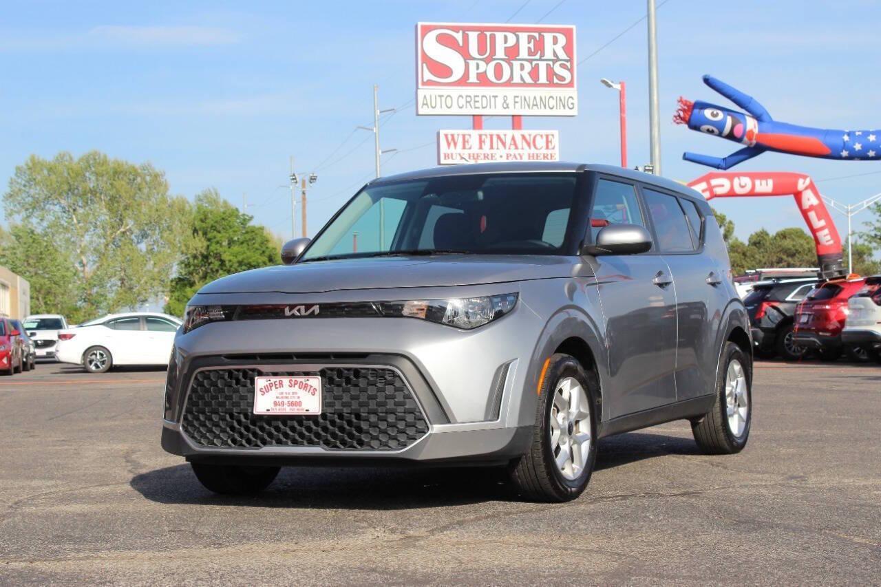 2025 Silver Kia Soul LX CVT (KNDJ23AU1S7) with an 2.0L I4 147hp 132ft. lbs. 2.0L I4 engine, CVT transmission, located at 4301 NW 39th , Oklahoma City, OK, 73112, (405) 949-5600, 35.512135, -97.598671 - NO DRIVERS LICENCE -NO FULL COVERAGE INSURANCE - NO CREDIT CHECK. COME ON OVER TO SUPERSPORTS, TAKE A LOOK AND TEST DRIVE. PLEASE GIVE US A CALL AT (405) 949-5600. NO LICENCIA DE CONDUCIR - NO SEGURO DE COBERTURA TOTAL - NO VERIFICACION DE CREDITO. VISITENOS EN SUPERSPORTS, MIRE NUESTRO - Photo#6