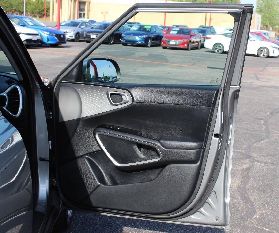 2025 Silver Kia Soul LX CVT (KNDJ23AU1S7) with an 2.0L I4 147hp 132ft. lbs. 2.0L I4 engine, CVT transmission, located at 4301 NW 39th , Oklahoma City, OK, 73112, (405) 949-5600, 35.512135, -97.598671 - NO DRIVERS LICENCE -NO FULL COVERAGE INSURANCE - NO CREDIT CHECK. COME ON OVER TO SUPERSPORTS, TAKE A LOOK AND TEST DRIVE. PLEASE GIVE US A CALL AT (405) 949-5600. NO LICENCIA DE CONDUCIR - NO SEGURO DE COBERTURA TOTAL - NO VERIFICACION DE CREDITO. VISITENOS EN SUPERSPORTS, MIRE NUESTRO - Photo#9