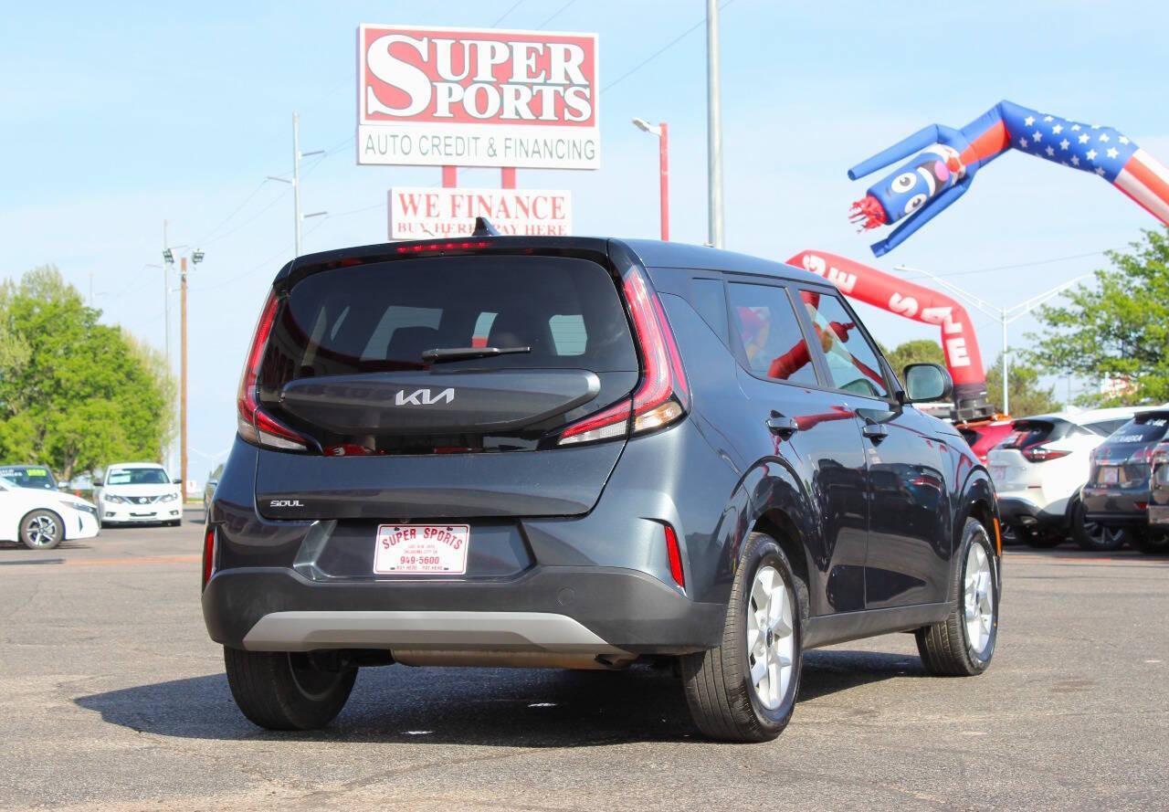 2025 Charcoal Kia Soul LX CVT (KNDJ23AU8S7) with an 2.0L I4 147hp 132ft. lbs. 2.0L I4 engine, CVT transmission, located at 4301 NW 39th , Oklahoma City, OK, 73112, (405) 949-5600, 35.512135, -97.598671 - NO DRIVERS LICENCE -NO FULL COVERAGE INSURANCE - NO CREDIT CHECK. COME ON OVER TO SUPERSPORTS, TAKE A LOOK AND TEST DRIVE. PLEASE GIVE US A CALL AT (405) 949-5600. NO LICENCIA DE CONDUCIR - NO SEGURO DE COBERTURA TOTAL - NO VERIFICACION DE CREDITO. VISITENOS EN SUPERSPORTS, MIRE NUESTRO - Photo#3