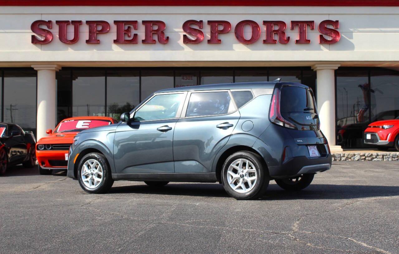 2025 Charcoal Kia Soul LX CVT (KNDJ23AU8S7) with an 2.0L I4 147hp 132ft. lbs. 2.0L I4 engine, CVT transmission, located at 4301 NW 39th , Oklahoma City, OK, 73112, (405) 949-5600, 35.512135, -97.598671 - NO DRIVERS LICENCE -NO FULL COVERAGE INSURANCE - NO CREDIT CHECK. COME ON OVER TO SUPERSPORTS, TAKE A LOOK AND TEST DRIVE. PLEASE GIVE US A CALL AT (405) 949-5600. NO LICENCIA DE CONDUCIR - NO SEGURO DE COBERTURA TOTAL - NO VERIFICACION DE CREDITO. VISITENOS EN SUPERSPORTS, MIRE NUESTRO - Photo#4