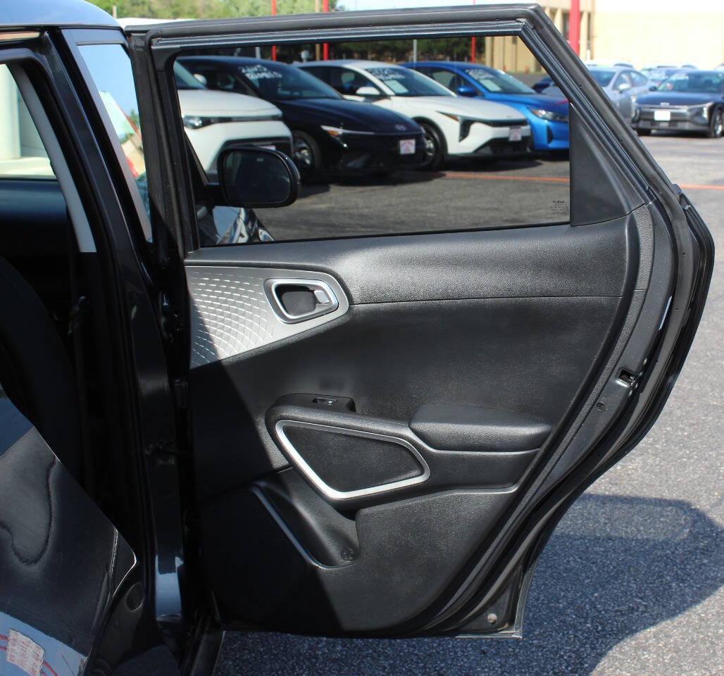 2025 Charcoal Kia Soul LX CVT (KNDJ23AU8S7) with an 2.0L I4 147hp 132ft. lbs. 2.0L I4 engine, CVT transmission, located at 4301 NW 39th , Oklahoma City, OK, 73112, (405) 949-5600, 35.512135, -97.598671 - NO DRIVERS LICENCE -NO FULL COVERAGE INSURANCE - NO CREDIT CHECK. COME ON OVER TO SUPERSPORTS, TAKE A LOOK AND TEST DRIVE. PLEASE GIVE US A CALL AT (405) 949-5600. NO LICENCIA DE CONDUCIR - NO SEGURO DE COBERTURA TOTAL - NO VERIFICACION DE CREDITO. VISITENOS EN SUPERSPORTS, MIRE NUESTRO - Photo#11