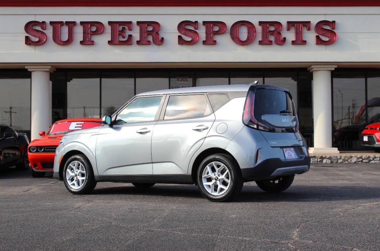 2025 Silver Kia Soul LX CVT (KNDJ23AU9S7) with an 2.0L I4 147hp 132ft. lbs. 2.0L I4 engine, CVT transmission, located at 4301 NW 39th , Oklahoma City, OK, 73112, (405) 949-5600, 35.512135, -97.598671 - NO DRIVERS LICENCE -NO FULL COVERAGE INSURANCE - NO CREDIT CHECK. COME ON OVER TO SUPERSPORTS, TAKE A LOOK AND TEST DRIVE. PLEASE GIVE US A CALL AT (405) 949-5600. NO LICENCIA DE CONDUCIR - NO SEGURO DE COBERTURA TOTAL - NO VERIFICACION DE CREDITO. VISITENOS EN SUPERSPORTS, MIRE NUESTRO - Photo#4