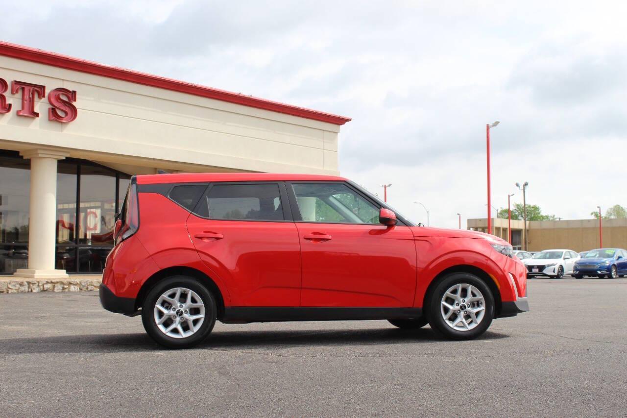 2025 Red Kia Soul LX CVT (KNDJ23AUXS7) with an 2.0L I4 147hp 132ft. lbs. 2.0L I4 engine, CVT transmission, located at 4301 NW 39th , Oklahoma City, OK, 73112, (405) 949-5600, 35.512135, -97.598671 - NO DRIVERS LICENCE -NO FULL COVERAGE INSURANCE - NO CREDIT CHECK. COME ON OVER TO SUPERSPORTS, TAKE A LOOK AND TEST DRIVE. PLEASE GIVE US A CALL AT (405) 949-5600. NO LICENCIA DE CONDUCIR - NO SEGURO DE COBERTURA TOTAL - NO VERIFICACION DE CREDITO. VISITENOS EN SUPERSPORTS, MIRE NUESTRO - Photo#2
