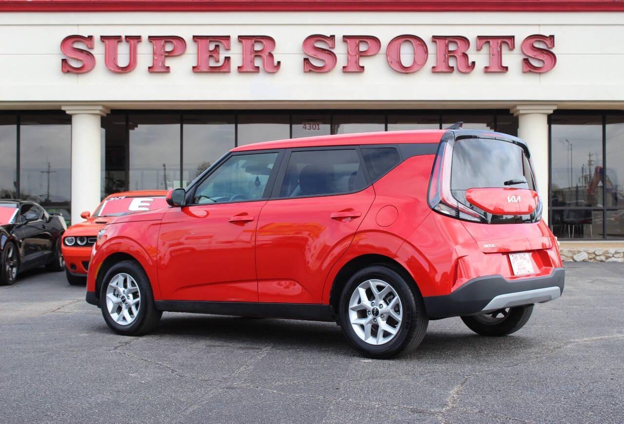2025 Red Kia Soul LX CVT (KNDJ23AUXS7) with an 2.0L I4 147hp 132ft. lbs. 2.0L I4 engine, CVT transmission, located at 4301 NW 39th , Oklahoma City, OK, 73112, (405) 949-5600, 35.512135, -97.598671 - NO DRIVERS LICENCE -NO FULL COVERAGE INSURANCE - NO CREDIT CHECK. COME ON OVER TO SUPERSPORTS, TAKE A LOOK AND TEST DRIVE. PLEASE GIVE US A CALL AT (405) 949-5600. NO LICENCIA DE CONDUCIR - NO SEGURO DE COBERTURA TOTAL - NO VERIFICACION DE CREDITO. VISITENOS EN SUPERSPORTS, MIRE NUESTRO - Photo#4