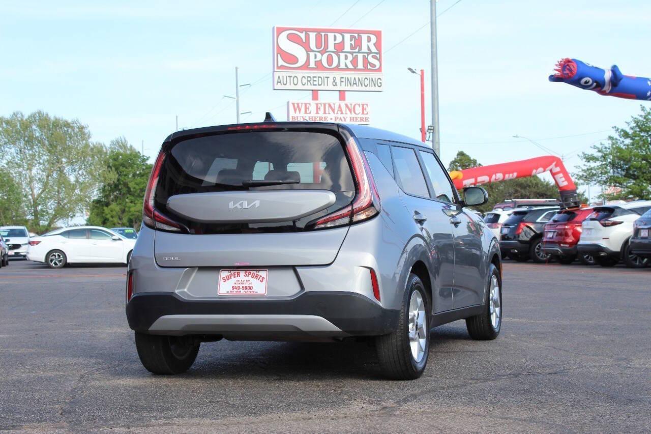 2025 Silver Kia Soul LX CVT (KNDJ23AU8S7) with an 2.0L I4 147hp 132ft. lbs. 2.0L I4 engine, CVT transmission, located at 4301 NW 39th , Oklahoma City, OK, 73112, (405) 949-5600, 35.512135, -97.598671 - NO DRIVERS LICENCE -NO FULL COVERAGE INSURANCE - NO CREDIT CHECK. COME ON OVER TO SUPERSPORTS, TAKE A LOOK AND TEST DRIVE. PLEASE GIVE US A CALL AT (405) 949-5600. NO LICENCIA DE CONDUCIR - NO SEGURO DE COBERTURA TOTAL - NO VERIFICACION DE CREDITO. VISITENOS EN SUPERSPORTS, MIRE NUESTRO - Photo#3