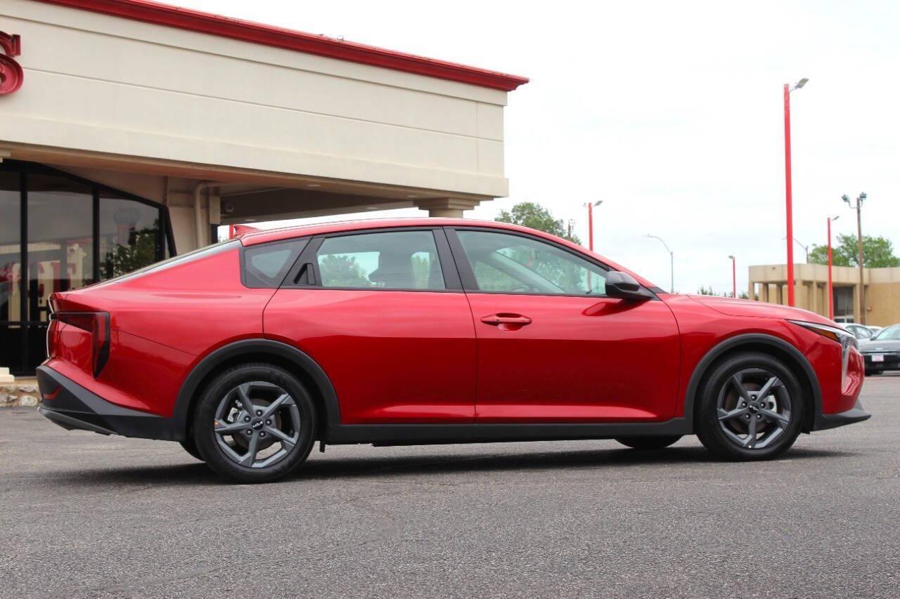 2025 Red Kia K4 LX (3KPFT4DE4SE) with an 2.0L I4 147hp 132ft. lbs. SULEV 2.0L I4 engine, CVT transmission, located at 4301 NW 39th , Oklahoma City, OK, 73112, (405) 949-5600, 35.512135, -97.598671 - NO DRIVERS LICENCE -NO FULL COVERAGE INSURANCE - NO CREDIT CHECK. COME ON OVER TO SUPERSPORTS, TAKE A LOOK AND TEST DRIVE. PLEASE GIVE US A CALL AT (405) 949-5600. NO LICENCIA DE CONDUCIR - NO SEGURO DE COBERTURA TOTAL - NO VERIFICACION DE CREDITO. VISITENOS EN SUPERSPORTS, MIRE NUESTRO - Photo#2