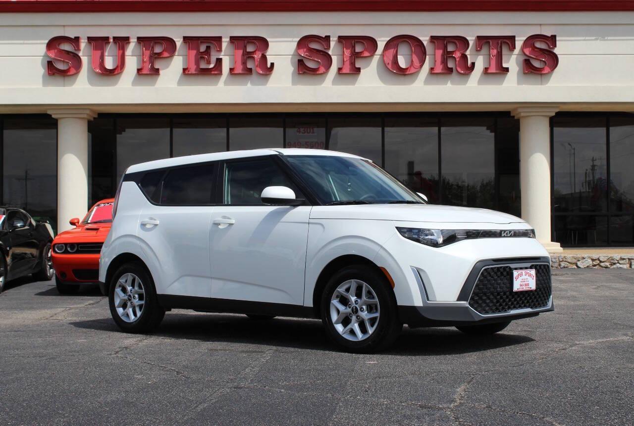 2025 White Kia Soul LX CVT (KNDJ23AU8S7) with an 2.0L I4 147hp 132ft. lbs. 2.0L I4 engine, CVT transmission, located at 4301 NW 39th , Oklahoma City, OK, 73112, (405) 949-5600, 35.512135, -97.598671 - NO DRIVERS LICENCE -NO FULL COVERAGE INSURANCE - NO CREDIT CHECK. COME ON OVER TO SUPERSPORTS, TAKE A LOOK AND TEST DRIVE. PLEASE GIVE US A CALL AT (405) 949-5600. NO LICENCIA DE CONDUCIR - NO SEGURO DE COBERTURA TOTAL - NO VERIFICACION DE CREDITO. VISITENOS EN SUPERSPORTS, MIRE NUESTRO - Photo#0