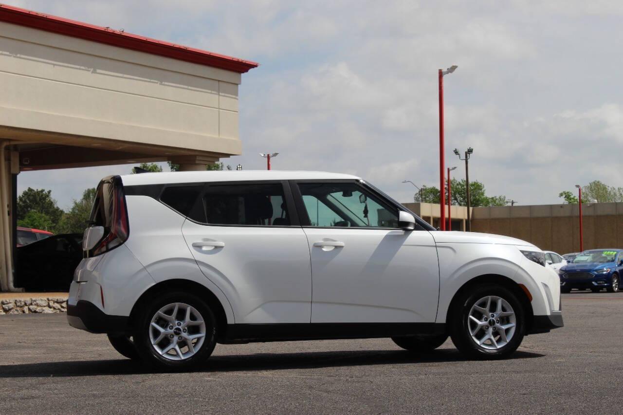2025 White Kia Soul LX CVT (KNDJ23AU8S7) with an 2.0L I4 147hp 132ft. lbs. 2.0L I4 engine, CVT transmission, located at 4301 NW 39th , Oklahoma City, OK, 73112, (405) 949-5600, 35.512135, -97.598671 - NO DRIVERS LICENCE -NO FULL COVERAGE INSURANCE - NO CREDIT CHECK. COME ON OVER TO SUPERSPORTS, TAKE A LOOK AND TEST DRIVE. PLEASE GIVE US A CALL AT (405) 949-5600. NO LICENCIA DE CONDUCIR - NO SEGURO DE COBERTURA TOTAL - NO VERIFICACION DE CREDITO. VISITENOS EN SUPERSPORTS, MIRE NUESTRO - Photo#2
