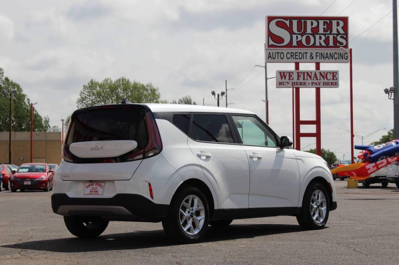 2025 White Kia Soul LX CVT (KNDJ23AU8S7) with an 2.0L I4 147hp 132ft. lbs. 2.0L I4 engine, CVT transmission, located at 4301 NW 39th , Oklahoma City, OK, 73112, (405) 949-5600, 35.512135, -97.598671 - NO DRIVERS LICENCE -NO FULL COVERAGE INSURANCE - NO CREDIT CHECK. COME ON OVER TO SUPERSPORTS, TAKE A LOOK AND TEST DRIVE. PLEASE GIVE US A CALL AT (405) 949-5600. NO LICENCIA DE CONDUCIR - NO SEGURO DE COBERTURA TOTAL - NO VERIFICACION DE CREDITO. VISITENOS EN SUPERSPORTS, MIRE NUESTRO - Photo#3