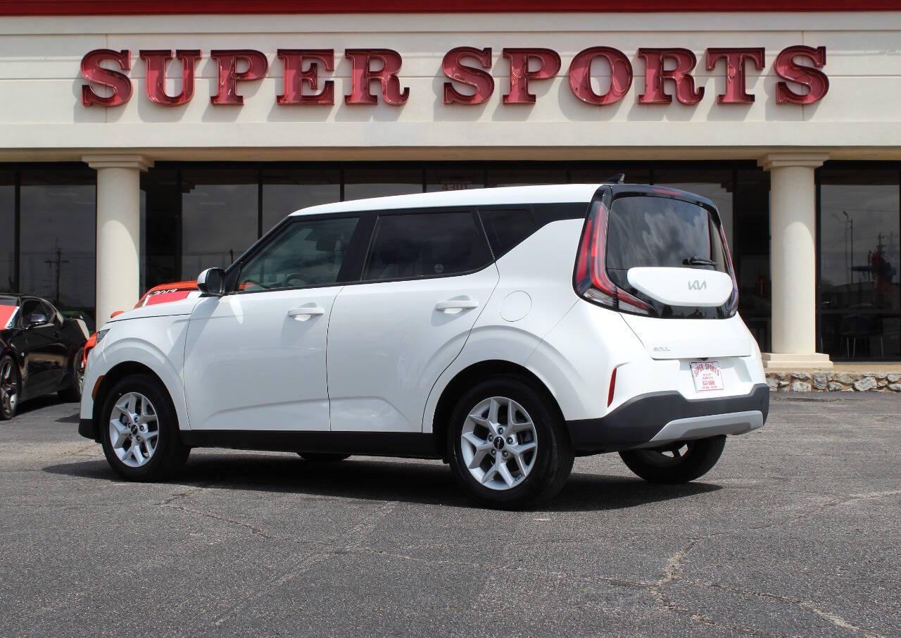 2025 White Kia Soul LX CVT (KNDJ23AU8S7) with an 2.0L I4 147hp 132ft. lbs. 2.0L I4 engine, CVT transmission, located at 4301 NW 39th , Oklahoma City, OK, 73112, (405) 949-5600, 35.512135, -97.598671 - NO DRIVERS LICENCE -NO FULL COVERAGE INSURANCE - NO CREDIT CHECK. COME ON OVER TO SUPERSPORTS, TAKE A LOOK AND TEST DRIVE. PLEASE GIVE US A CALL AT (405) 949-5600. NO LICENCIA DE CONDUCIR - NO SEGURO DE COBERTURA TOTAL - NO VERIFICACION DE CREDITO. VISITENOS EN SUPERSPORTS, MIRE NUESTRO - Photo#4