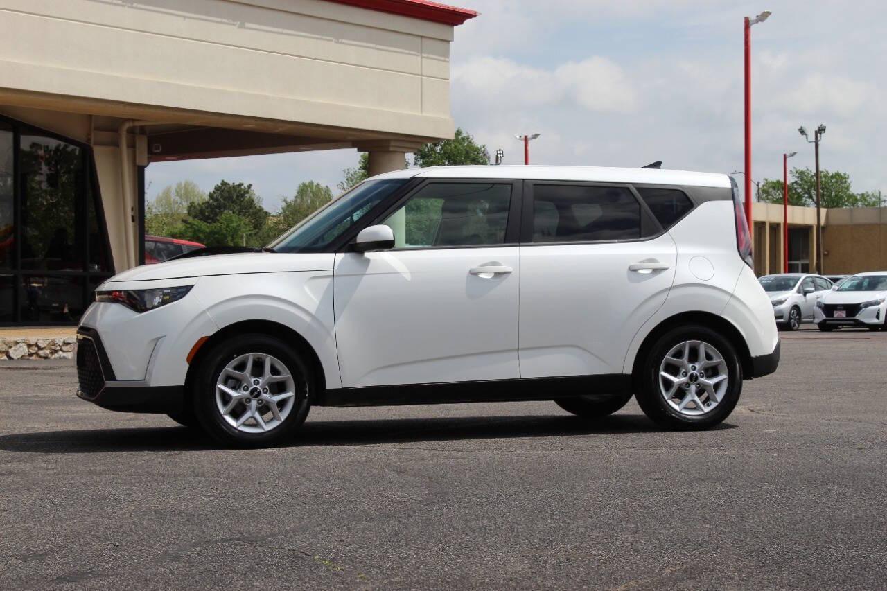 2025 White Kia Soul LX CVT (KNDJ23AU8S7) with an 2.0L I4 147hp 132ft. lbs. 2.0L I4 engine, CVT transmission, located at 4301 NW 39th , Oklahoma City, OK, 73112, (405) 949-5600, 35.512135, -97.598671 - NO DRIVERS LICENCE -NO FULL COVERAGE INSURANCE - NO CREDIT CHECK. COME ON OVER TO SUPERSPORTS, TAKE A LOOK AND TEST DRIVE. PLEASE GIVE US A CALL AT (405) 949-5600. NO LICENCIA DE CONDUCIR - NO SEGURO DE COBERTURA TOTAL - NO VERIFICACION DE CREDITO. VISITENOS EN SUPERSPORTS, MIRE NUESTRO - Photo#5