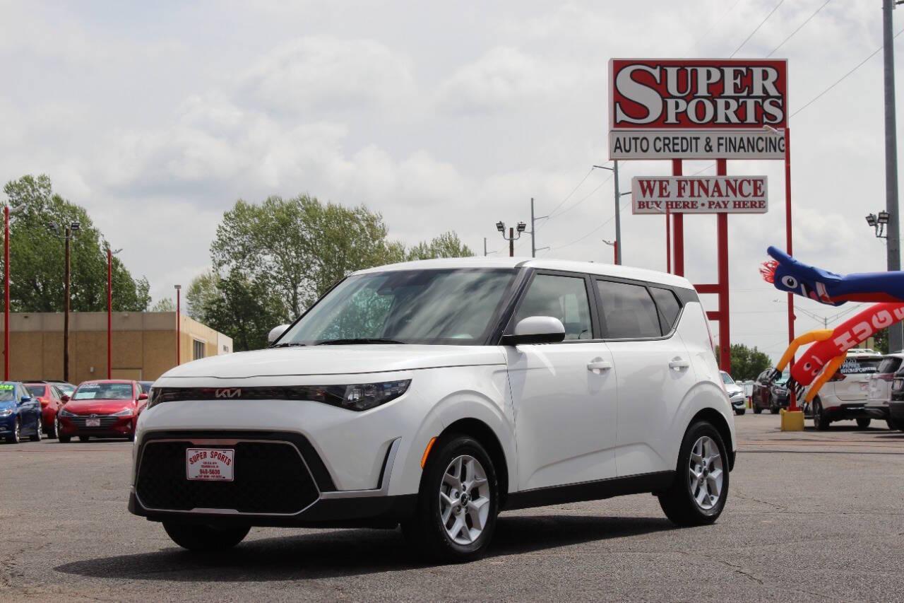 2025 White Kia Soul LX CVT (KNDJ23AU8S7) with an 2.0L I4 147hp 132ft. lbs. 2.0L I4 engine, CVT transmission, located at 4301 NW 39th , Oklahoma City, OK, 73112, (405) 949-5600, 35.512135, -97.598671 - NO DRIVERS LICENCE -NO FULL COVERAGE INSURANCE - NO CREDIT CHECK. COME ON OVER TO SUPERSPORTS, TAKE A LOOK AND TEST DRIVE. PLEASE GIVE US A CALL AT (405) 949-5600. NO LICENCIA DE CONDUCIR - NO SEGURO DE COBERTURA TOTAL - NO VERIFICACION DE CREDITO. VISITENOS EN SUPERSPORTS, MIRE NUESTRO - Photo#6