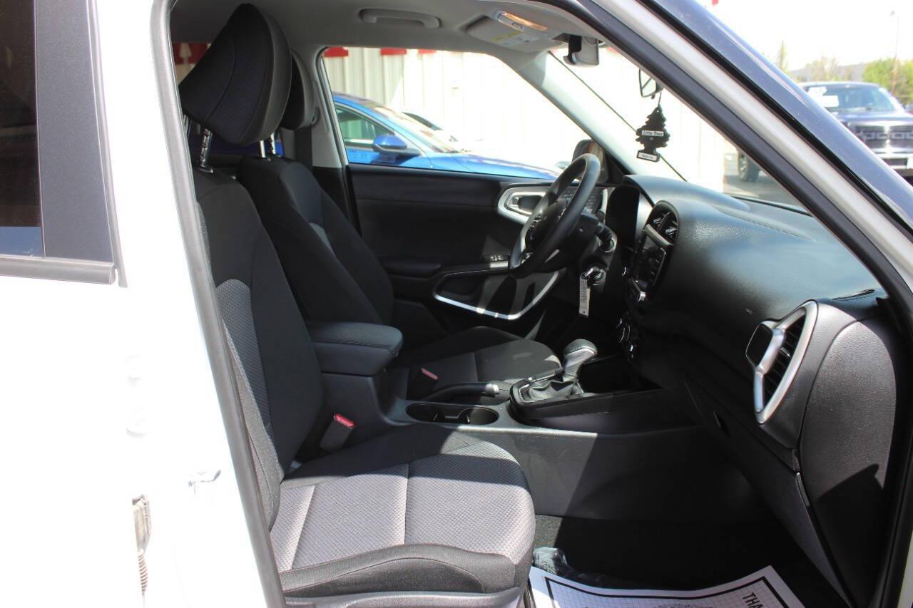2025 White Kia Soul LX CVT (KNDJ23AU8S7) with an 2.0L I4 147hp 132ft. lbs. 2.0L I4 engine, CVT transmission, located at 4301 NW 39th , Oklahoma City, OK, 73112, (405) 949-5600, 35.512135, -97.598671 - NO DRIVERS LICENCE -NO FULL COVERAGE INSURANCE - NO CREDIT CHECK. COME ON OVER TO SUPERSPORTS, TAKE A LOOK AND TEST DRIVE. PLEASE GIVE US A CALL AT (405) 949-5600. NO LICENCIA DE CONDUCIR - NO SEGURO DE COBERTURA TOTAL - NO VERIFICACION DE CREDITO. VISITENOS EN SUPERSPORTS, MIRE NUESTRO - Photo#8