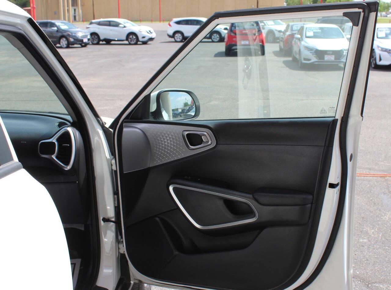 2025 White Kia Soul LX CVT (KNDJ23AU8S7) with an 2.0L I4 147hp 132ft. lbs. 2.0L I4 engine, CVT transmission, located at 4301 NW 39th , Oklahoma City, OK, 73112, (405) 949-5600, 35.512135, -97.598671 - NO DRIVERS LICENCE -NO FULL COVERAGE INSURANCE - NO CREDIT CHECK. COME ON OVER TO SUPERSPORTS, TAKE A LOOK AND TEST DRIVE. PLEASE GIVE US A CALL AT (405) 949-5600. NO LICENCIA DE CONDUCIR - NO SEGURO DE COBERTURA TOTAL - NO VERIFICACION DE CREDITO. VISITENOS EN SUPERSPORTS, MIRE NUESTRO - Photo#9