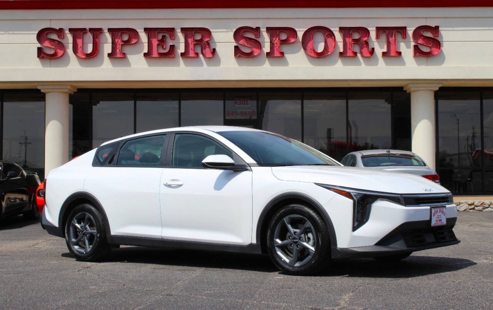2025 White Kia K4 LX (3KPFT4DE5SE) with an 2.0L I4 147hp 132ft. lbs. SULEV 2.0L I4 engine, CVT transmission, located at 4301 NW 39th , Oklahoma City, OK, 73112, (405) 949-5600, 35.512135, -97.598671 - Hablamos espanol. SPEND SMART --- BUY FROM SUPER SPORTS. ASKING WHOLESALE CASH PRICE: $18,900 (CASH ONLY) PLUS $100 PROCESSING FEE. ALL PRICES, DOWN PAYMENTS, PAYMENTS, AND FINANCE TERMS ARE NEGOTIABLE AT THE TIME OF APPROVAL. WE WILL WORK WITH YOU TO FIT YOUR BUDGET. WE WILL EVEN LO- Photo#0