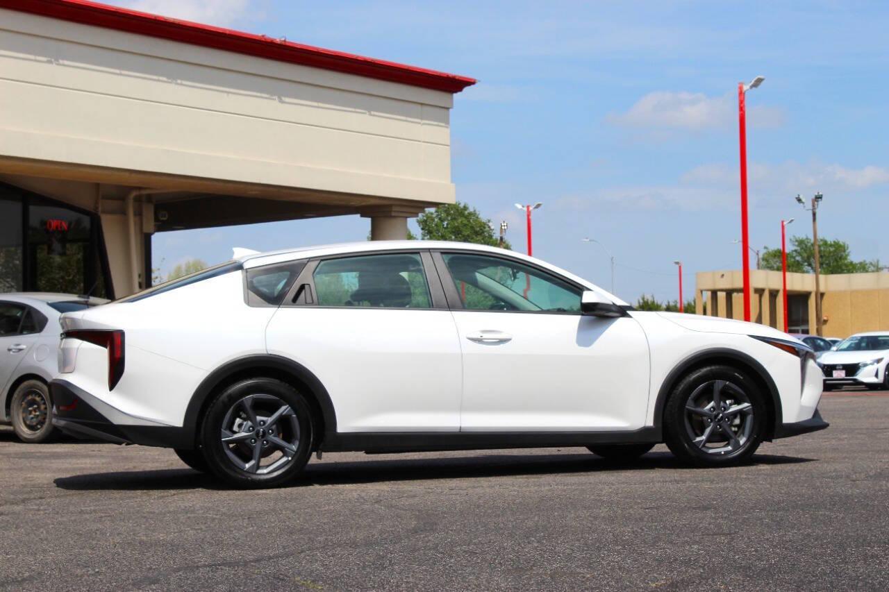 2025 White Kia K4 LX (3KPFT4DE5SE) with an 2.0L I4 147hp 132ft. lbs. SULEV 2.0L I4 engine, CVT transmission, located at 4301 NW 39th , Oklahoma City, OK, 73112, (405) 949-5600, 35.512135, -97.598671 - NO DRIVERS LICENCE -NO FULL COVERAGE INSURANCE - NO CREDIT CHECK. COME ON OVER TO SUPERSPORTS, TAKE A LOOK AND TEST DRIVE. PLEASE GIVE US A CALL AT (405) 949-5600. NO LICENCIA DE CONDUCIR - NO SEGURO DE COBERTURA TOTAL - NO VERIFICACION DE CREDITO. VISITENOS EN SUPERSPORTS, MIRE NUESTRO - Photo#2
