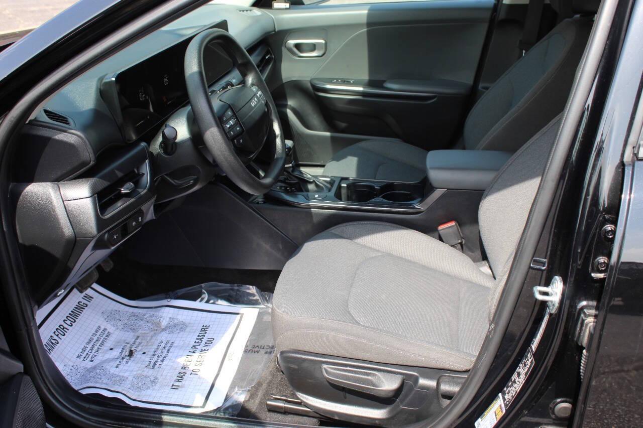 2025 Black Kia K4 LX (3KPFT4DE6SE) with an 2.0L I4 147hp 132ft. lbs. SULEV 2.0L I4 engine, CVT transmission, located at 4301 NW 39th , Oklahoma City, OK, 73112, (405) 949-5600, 35.512135, -97.598671 - NO DRIVERS LICENCE -NO FULL COVERAGE INSURANCE - NO CREDIT CHECK. COME ON OVER TO SUPERSPORTS, TAKE A LOOK AND TEST DRIVE. PLEASE GIVE US A CALL AT (405) 949-5600. NO LICENCIA DE CONDUCIR - NO SEGURO DE COBERTURA TOTAL - NO VERIFICACION DE CREDITO. VISITENOS EN SUPERSPORTS, MIRE NUESTRO - Photo#16