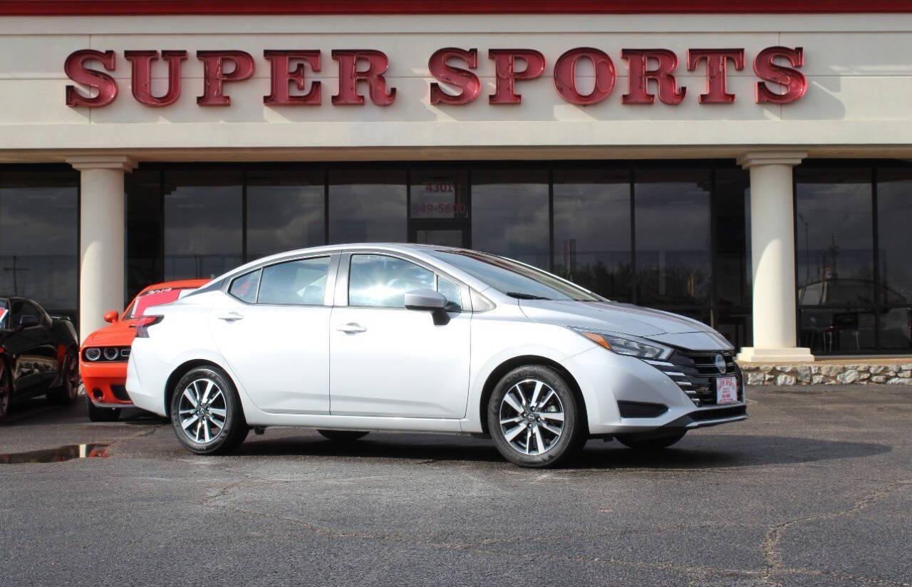 2025 Silver Nissan Versa SV (3N1CN8EV1SL) with an 1.6L I4 122hp 114ft. lbs. 1.6L I4 engine, CVT transmission, located at 4301 NW 39th , Oklahoma City, OK, 73112, (405) 949-5600, 35.512135, -97.598671 - NO DRIVERS LICENCE -NO FULL COVERAGE INSURANCE - NO CREDIT CHECK. COME ON OVER TO SUPERSPORTS, TAKE A LOOK AND TEST DRIVE. PLEASE GIVE US A CALL AT (405) 949-5600. NO LICENCIA DE CONDUCIR - NO SEGURO DE COBERTURA TOTAL - NO VERIFICACION DE CREDITO. VISITENOS EN SUPERSPORTS, MIRE NUESTRO - Photo#0