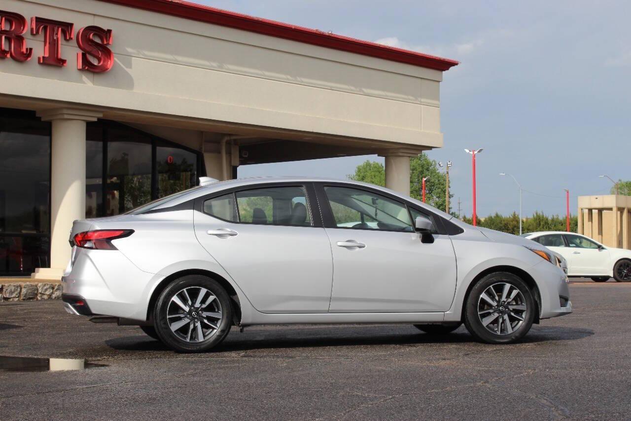 2025 Silver Nissan Versa SV (3N1CN8EV1SL) with an 1.6L I4 122hp 114ft. lbs. 1.6L I4 engine, CVT transmission, located at 4301 NW 39th , Oklahoma City, OK, 73112, (405) 949-5600, 35.512135, -97.598671 - NO DRIVERS LICENCE -NO FULL COVERAGE INSURANCE - NO CREDIT CHECK. COME ON OVER TO SUPERSPORTS, TAKE A LOOK AND TEST DRIVE. PLEASE GIVE US A CALL AT (405) 949-5600. NO LICENCIA DE CONDUCIR - NO SEGURO DE COBERTURA TOTAL - NO VERIFICACION DE CREDITO. VISITENOS EN SUPERSPORTS, MIRE NUESTRO - Photo#2
