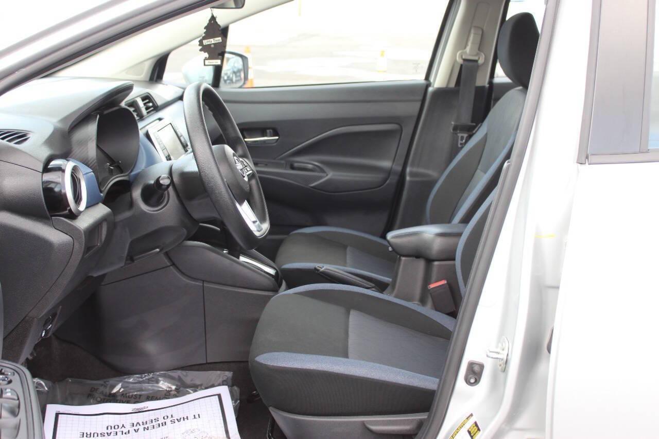 2025 Silver Nissan Versa SV (3N1CN8EV1SL) with an 1.6L I4 122hp 114ft. lbs. 1.6L I4 engine, CVT transmission, located at 4301 NW 39th , Oklahoma City, OK, 73112, (405) 949-5600, 35.512135, -97.598671 - NO DRIVERS LICENCE -NO FULL COVERAGE INSURANCE - NO CREDIT CHECK. COME ON OVER TO SUPERSPORTS, TAKE A LOOK AND TEST DRIVE. PLEASE GIVE US A CALL AT (405) 949-5600. NO LICENCIA DE CONDUCIR - NO SEGURO DE COBERTURA TOTAL - NO VERIFICACION DE CREDITO. VISITENOS EN SUPERSPORTS, MIRE NUESTRO - Photo#15