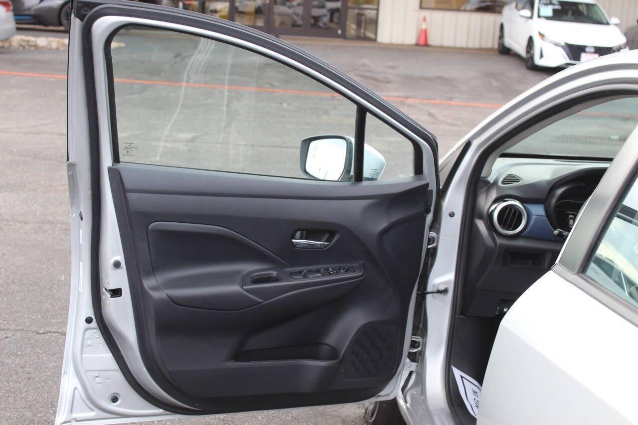 2025 Silver Nissan Versa SV (3N1CN8EV1SL) with an 1.6L I4 122hp 114ft. lbs. 1.6L I4 engine, CVT transmission, located at 4301 NW 39th , Oklahoma City, OK, 73112, (405) 949-5600, 35.512135, -97.598671 - NO DRIVERS LICENCE -NO FULL COVERAGE INSURANCE - NO CREDIT CHECK. COME ON OVER TO SUPERSPORTS, TAKE A LOOK AND TEST DRIVE. PLEASE GIVE US A CALL AT (405) 949-5600. NO LICENCIA DE CONDUCIR - NO SEGURO DE COBERTURA TOTAL - NO VERIFICACION DE CREDITO. VISITENOS EN SUPERSPORTS, MIRE NUESTRO - Photo#16