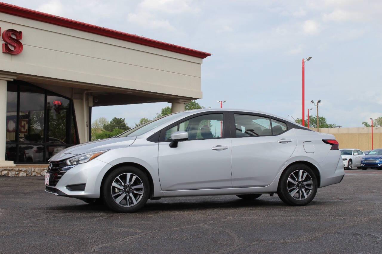 2025 Silver Nissan Versa SV (3N1CN8EV4SL) with an 1.6L I4 122hp 114ft. lbs. 1.6L I4 engine, CVT transmission, located at 4301 NW 39th , Oklahoma City, OK, 73112, (405) 949-5600, 35.512135, -97.598671 - NO DRIVERS LICENCE -NO FULL COVERAGE INSURANCE - NO CREDIT CHECK. COME ON OVER TO SUPERSPORTS, TAKE A LOOK AND TEST DRIVE. PLEASE GIVE US A CALL AT (405) 949-5600. NO LICENCIA DE CONDUCIR - NO SEGURO DE COBERTURA TOTAL - NO VERIFICACION DE CREDITO. VISITENOS EN SUPERSPORTS, MIRE NUESTRO - Photo#5