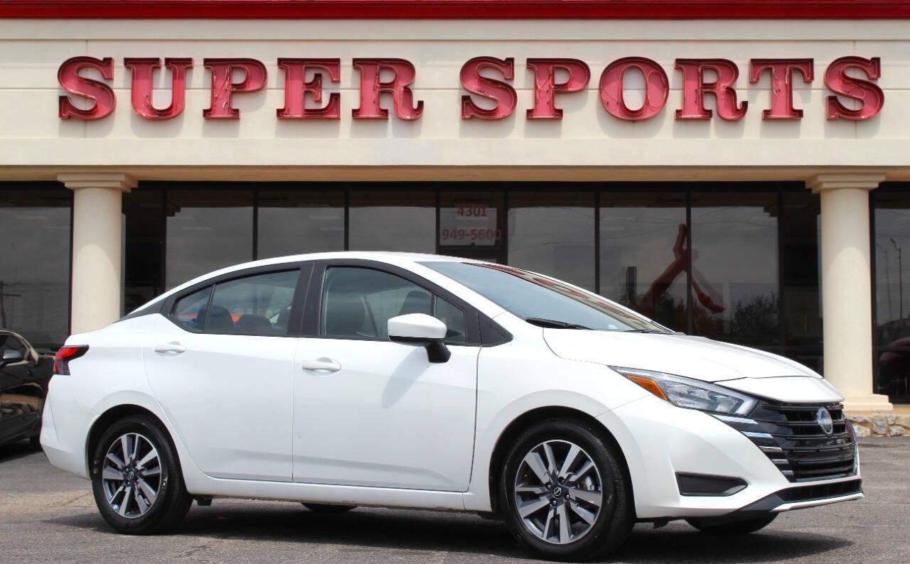 2025 White Nissan Versa SV (3N1CN8EV0SL) with an 1.6L I4 122hp 114ft. lbs. 1.6L I4 engine, CVT transmission, located at 4301 NW 39th , Oklahoma City, OK, 73112, (405) 949-5600, 35.512135, -97.598671 - NO DRIVERS LICENCE -NO FULL COVERAGE INSURANCE - NO CREDIT CHECK. COME ON OVER TO SUPERSPORTS, TAKE A LOOK AND TEST DRIVE. PLEASE GIVE US A CALL AT (405) 949-5600. NO LICENCIA DE CONDUCIR - NO SEGURO DE COBERTURA TOTAL - NO VERIFICACION DE CREDITO. VISITENOS EN SUPERSPORTS, MIRE NUESTRO - Photo#0