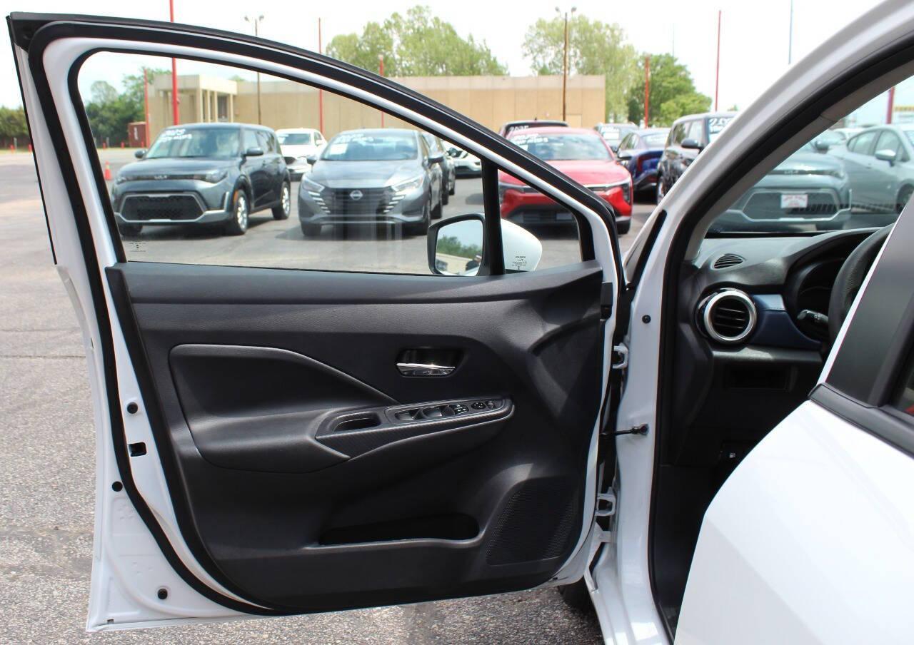 2025 White Nissan Versa SV (3N1CN8EV0SL) with an 1.6L I4 122hp 114ft. lbs. 1.6L I4 engine, CVT transmission, located at 4301 NW 39th , Oklahoma City, OK, 73112, (405) 949-5600, 35.512135, -97.598671 - NO DRIVERS LICENCE -NO FULL COVERAGE INSURANCE - NO CREDIT CHECK. COME ON OVER TO SUPERSPORTS, TAKE A LOOK AND TEST DRIVE. PLEASE GIVE US A CALL AT (405) 949-5600. NO LICENCIA DE CONDUCIR - NO SEGURO DE COBERTURA TOTAL - NO VERIFICACION DE CREDITO. VISITENOS EN SUPERSPORTS, MIRE NUESTRO - Photo#16