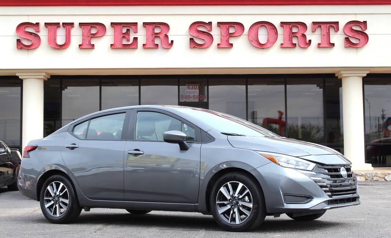 2025 Gray Nissan Versa SV (3N1CN8EV7SL) with an 1.6L I4 122hp 114ft. lbs. 1.6L I4 engine, CVT transmission, located at 4301 NW 39th , Oklahoma City, OK, 73112, (405) 949-5600, 35.512135, -97.598671 - NO DRIVERS LICENCE -NO FULL COVERAGE INSURANCE - NO CREDIT CHECK. COME ON OVER TO SUPERSPORTS, TAKE A LOOK AND TEST DRIVE. PLEASE GIVE US A CALL AT (405) 949-5600. NO LICENCIA DE CONDUCIR - NO SEGURO DE COBERTURA TOTAL - NO VERIFICACION DE CREDITO. VISITENOS EN SUPERSPORTS, MIRE NUESTRO - Photo#0