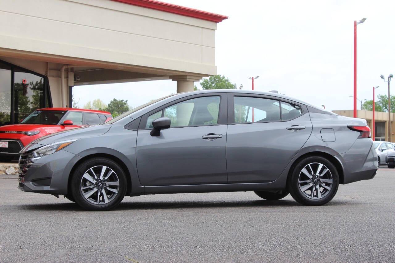 2025 Gray Nissan Versa SV (3N1CN8EV7SL) with an 1.6L I4 122hp 114ft. lbs. 1.6L I4 engine, CVT transmission, located at 4301 NW 39th , Oklahoma City, OK, 73112, (405) 949-5600, 35.512135, -97.598671 - NO DRIVERS LICENCE -NO FULL COVERAGE INSURANCE - NO CREDIT CHECK. COME ON OVER TO SUPERSPORTS, TAKE A LOOK AND TEST DRIVE. PLEASE GIVE US A CALL AT (405) 949-5600. NO LICENCIA DE CONDUCIR - NO SEGURO DE COBERTURA TOTAL - NO VERIFICACION DE CREDITO. VISITENOS EN SUPERSPORTS, MIRE NUESTRO - Photo#5