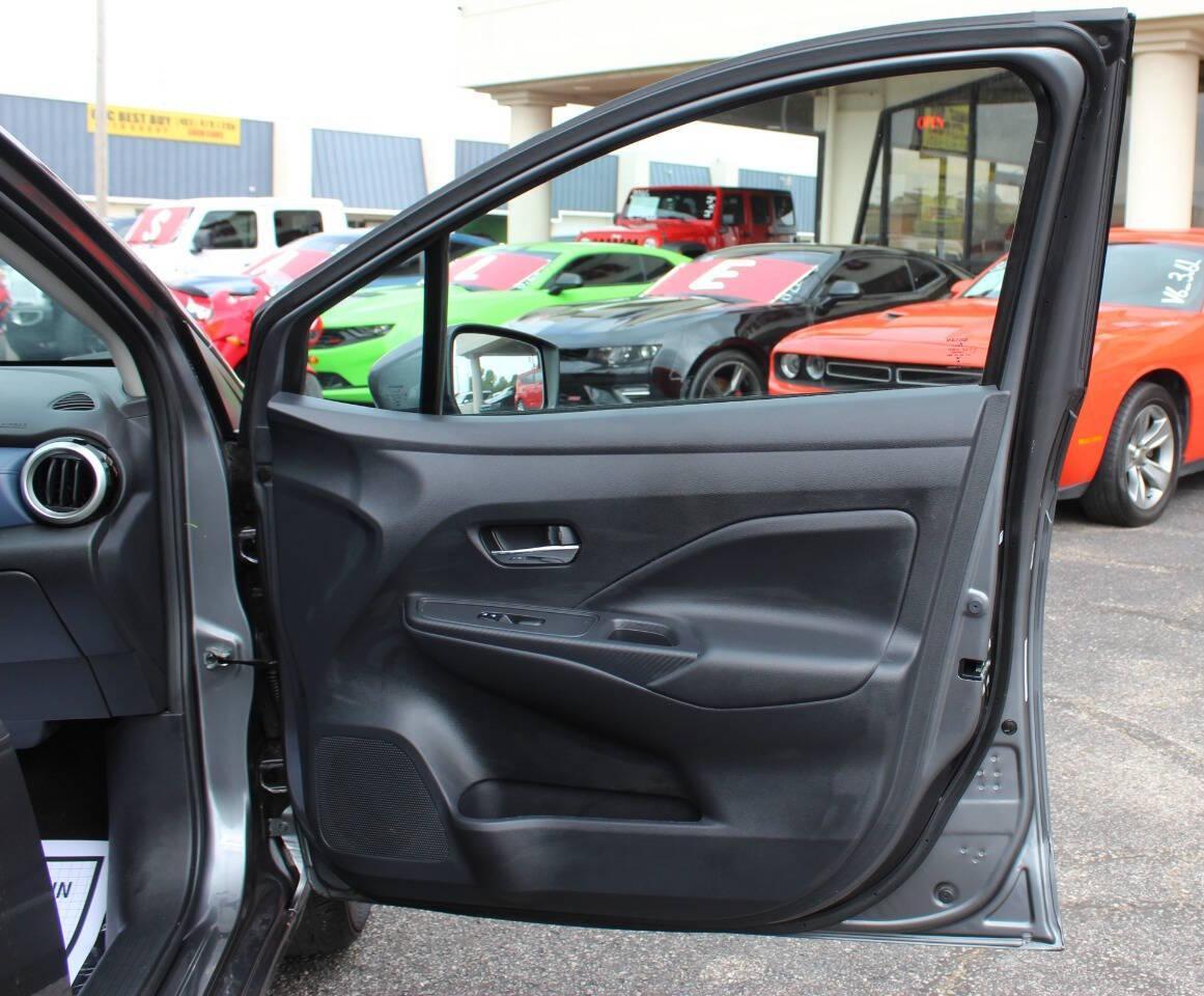 2025 Gray Nissan Versa SV (3N1CN8EV7SL) with an 1.6L I4 122hp 114ft. lbs. 1.6L I4 engine, CVT transmission, located at 4301 NW 39th , Oklahoma City, OK, 73112, (405) 949-5600, 35.512135, -97.598671 - NO DRIVERS LICENCE -NO FULL COVERAGE INSURANCE - NO CREDIT CHECK. COME ON OVER TO SUPERSPORTS, TAKE A LOOK AND TEST DRIVE. PLEASE GIVE US A CALL AT (405) 949-5600. NO LICENCIA DE CONDUCIR - NO SEGURO DE COBERTURA TOTAL - NO VERIFICACION DE CREDITO. VISITENOS EN SUPERSPORTS, MIRE NUESTRO - Photo#9