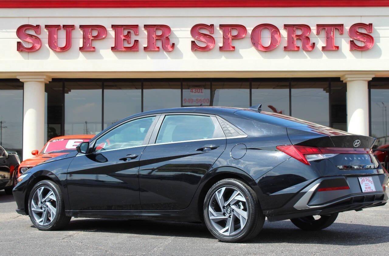 2025 Black Hyundai Elantra SEL Convenience (KMHLS4DG7SU) with an 2.0L I4 147hp 132ft. lbs. 2.0L I4 engine, CVT transmission, located at 4301 NW 39th , Oklahoma City, OK, 73112, (405) 949-5600, 35.512135, -97.598671 - NO DRIVERS LICENCE -NO FULL COVERAGE INSURANCE - NO CREDIT CHECK. COME ON OVER TO SUPERSPORTS, TAKE A LOOK AND TEST DRIVE. PLEASE GIVE US A CALL AT (405) 949-5600. NO LICENCIA DE CONDUCIR - NO SEGURO DE COBERTURA TOTAL - NO VERIFICACION DE CREDITO. VISITENOS EN SUPERSPORTS, MIRE NUESTRO - Photo#4