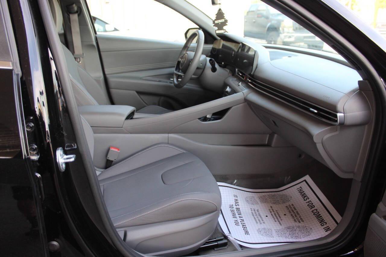 2025 Black Hyundai Elantra SEL Convenience (KMHLS4DG7SU) with an 2.0L I4 147hp 132ft. lbs. 2.0L I4 engine, CVT transmission, located at 4301 NW 39th , Oklahoma City, OK, 73112, (405) 949-5600, 35.512135, -97.598671 - NO DRIVERS LICENCE -NO FULL COVERAGE INSURANCE - NO CREDIT CHECK. COME ON OVER TO SUPERSPORTS, TAKE A LOOK AND TEST DRIVE. PLEASE GIVE US A CALL AT (405) 949-5600. NO LICENCIA DE CONDUCIR - NO SEGURO DE COBERTURA TOTAL - NO VERIFICACION DE CREDITO. VISITENOS EN SUPERSPORTS, MIRE NUESTRO - Photo#8